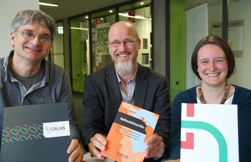 Stehen für das CALAS-Projekt an der Universität Bielefeld: Professor Dr. Joachim Michael, Professor Dr. Olaf Kaltmeier, Nadine Pollvogt. 