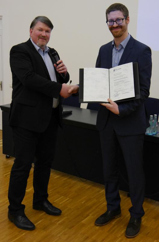 Der Vorsitzende der DECHEMA-Fachgemeinschaft Biotechnologie Prof. Dr. Roland Ulber überreicht den Preis an Jun.-Prof. Dr. Alexander Grünberger