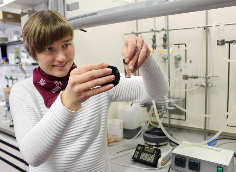 Sabrina Thomä, Doktorandin an der Universität Bayreuth und Erstautorin der Studie, demonstriert das Verhalten magnetischer Nanopartikel.