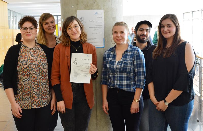 Die Laura-Maria-Bassi-Preisträgerin Sara Worthmann (3.v.l.) freute sich mit den Awareness-Team-Mitgliedern (v.l.) Anna Zaumseil, Sinja Finselberger, Charleen Dresen, Pooya Shojaee und Eva Slavik. 