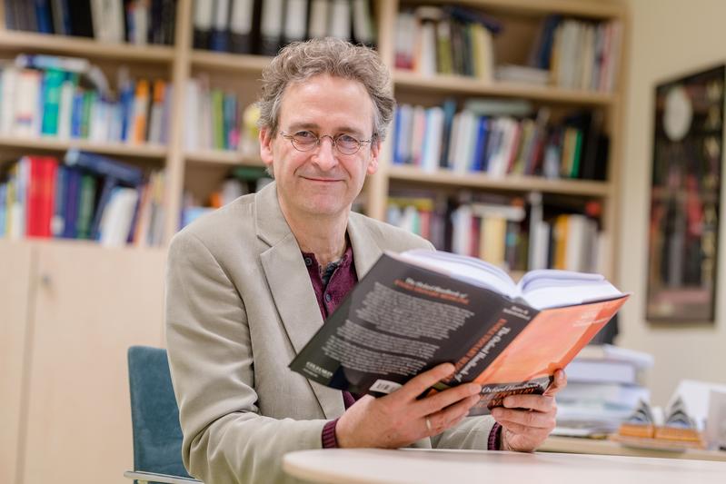 Prof. Dr. Martin Brüne ist einer der Herausgeber des knapp 1.000 Seiten dicken Oxford Handbook of Evolutionary Medicine.