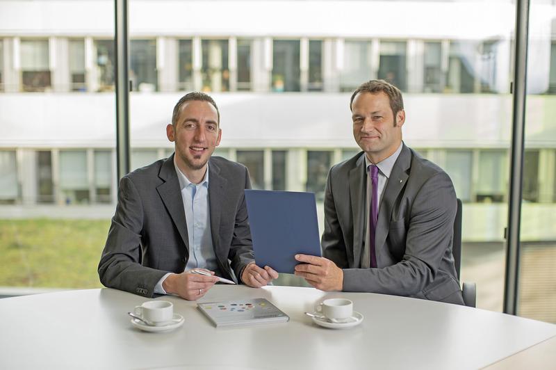 Georg Osenstätter (l.), BSH Hausgeräte GmbH und Dr. Erik Meiß (r.), Fraunhofer IFAM, bei der Übergabe des Kooperationsvertrages zur Umsetzung der Personalqualifizierung gemäß der DIN 2304. 