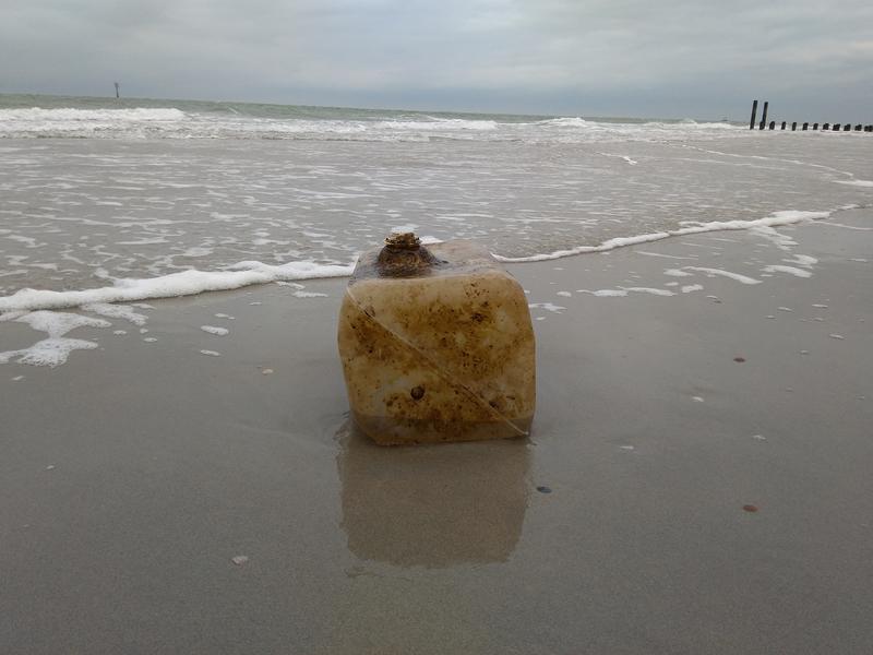 Kunststoffkanister am Strand