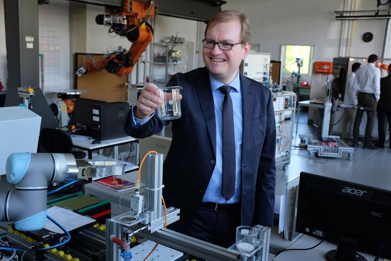 Prof. Dr. Martin Manns leitet an der Universität Siegen den Lehrstuhl für Fertigungsautomatisierung und Montage (FAMS).