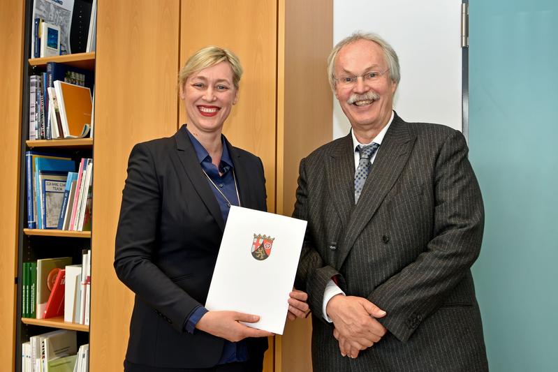 Prof. Dr. Fee Steinhoff mit Hochschulpräsident Prof. Dr. Kristian Bosselmann-Cyran