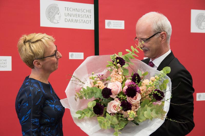 Amtsinhaber Professor Hans Jürgen Prömel gratuliert seiner Nachfolgerin Professorin Tanja Brühl.