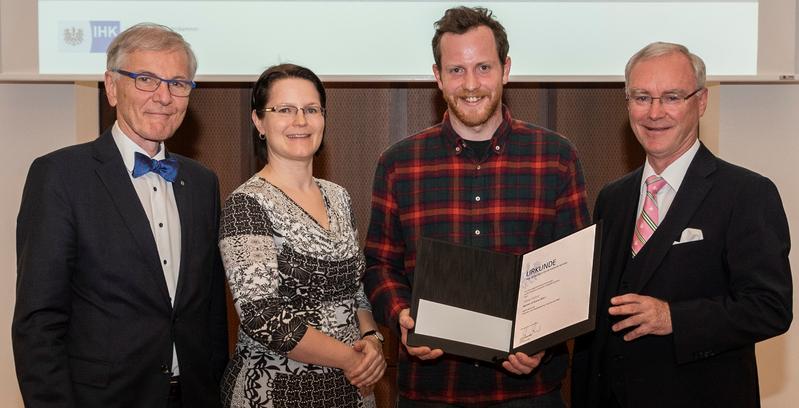 Stefan Messer (l.) und Prof. Dr. Wolfram Wrabetz (r.) (beide IHK Frankfurt) mit Prof. Dr.-Ing. Kira Kastell (Vizepräsidentin Frankfurt UAS) und Preisträger Tobias Rohrer.