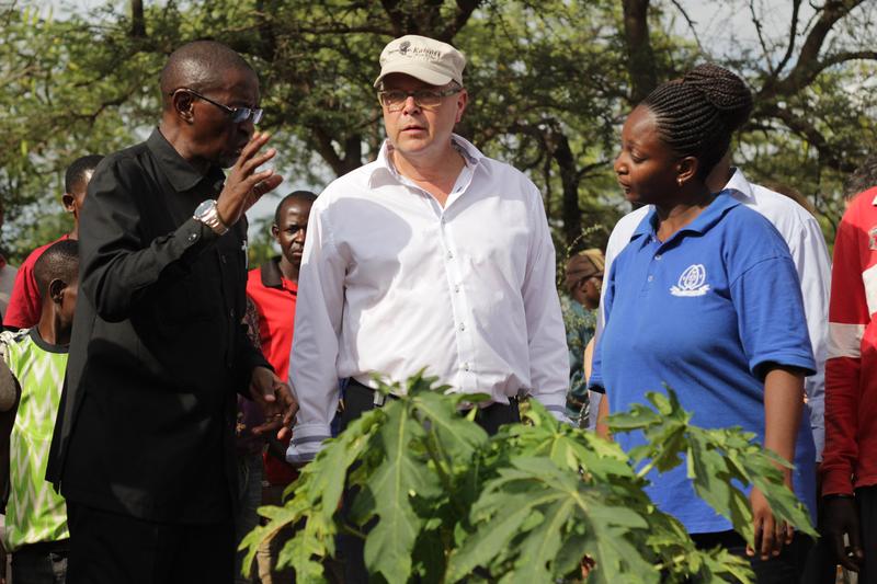 Various innovations implemented in the village of Chinoje were presented to the delegation from Germany. In the picture: A papaya plant as part of the school garden project.