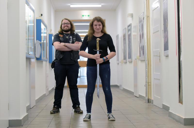 Michéle Scholl und Lucas Schöler von der Universität Jena präsentieren ihr Schwert, das sie in den vergangenen Monaten selbst angefertigt haben und mit dem sie jetzt nach Texas reisen.