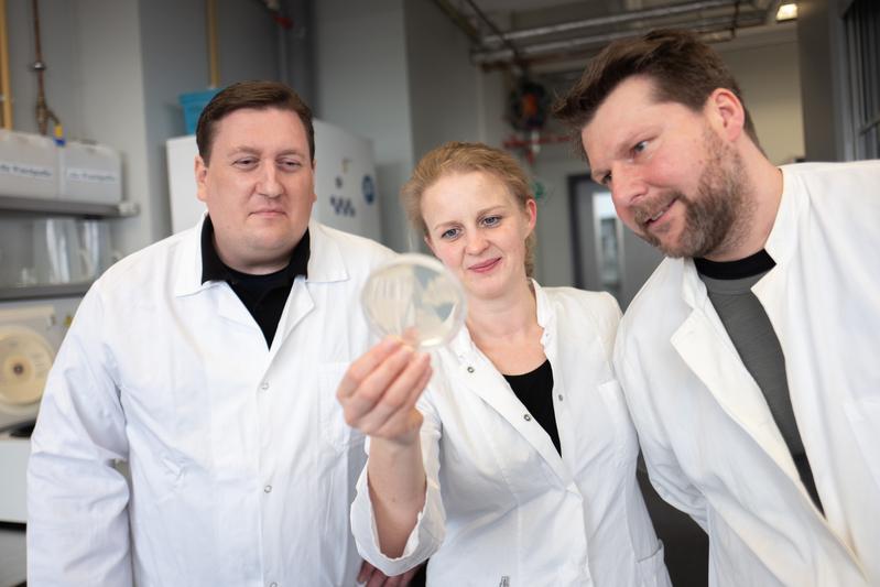 Prof. Dr. Harald Platta, Rebecca Brinkmeier und Thomas Mastalski (von links) im Labor an der Ruhr-Universität