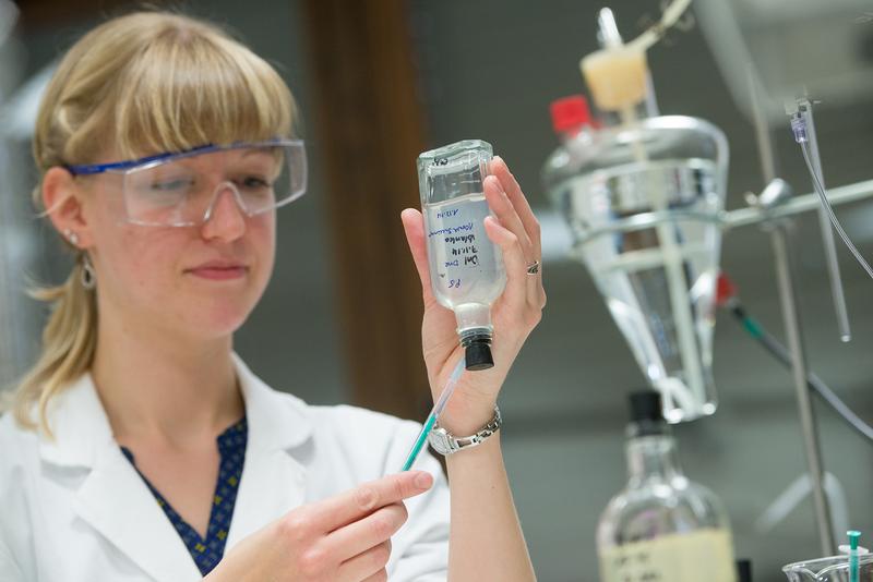 Christina Hinrichs, biologisch-technische Assistentin, entnimmt der anaeroben Bakterienkultur eine Probe. 