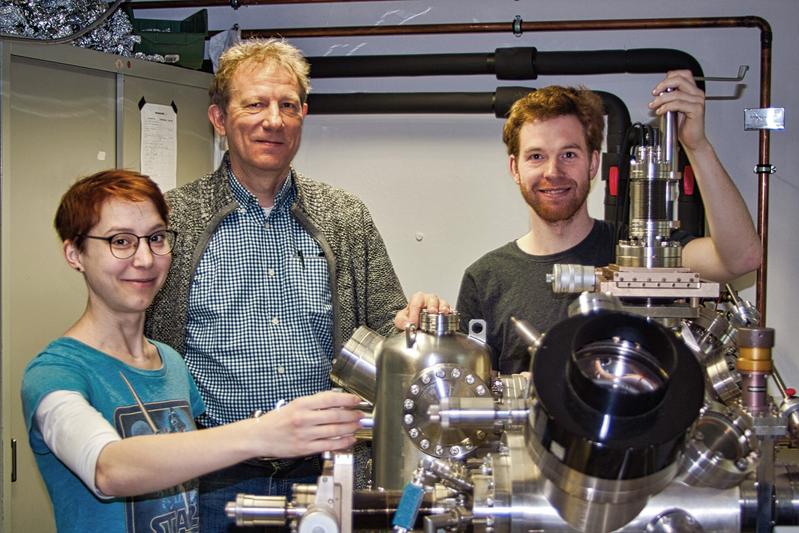 Professor Dr. Gregor Witte (Mitte) sowie Dr. Alrun Aline Hauke und Felix Widdascheck aus seinem Team erforschen die Grundlagen der Organischen Elektronik. 