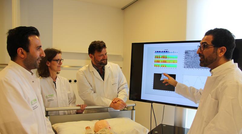  Meysam Alikhani (IfM), Birgit Samans (THM), Prof. Volker Groß (Transmit), Prof. Keywan Sohrabi (THM/von links) arbeiten an neuen diagnostischen Möglichkeiten für Kinder mit Atemwegserkrankungen.