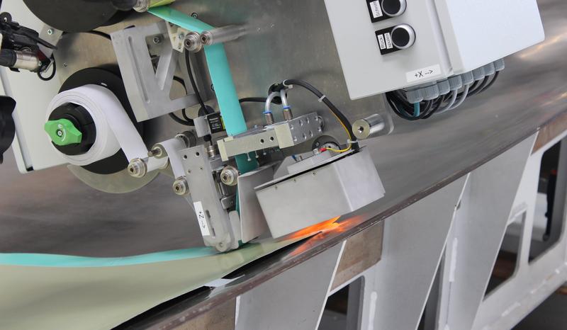 Der auf der JEC WORLD 2019 vom Fraunhofer IFAM präsentierte Endeffektor ermöglicht eine hochpräzise automatisierte Ablage von Klebfilmen u.a. auf Aluminiumblechen