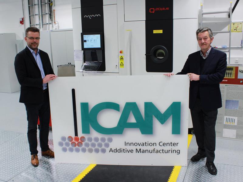 Dr. Thomas Weißgärber (links) und Prof. Dr. Bernd Kieback (rechts) eröffnen das Innovation Center Additive Manufacturing ICAM am Fraunhofer IFAM in Dresden