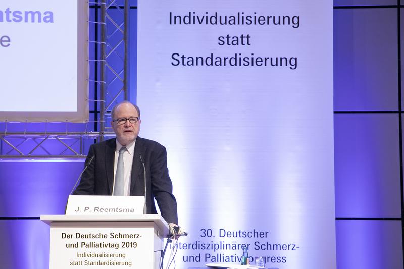 Wie wichtig Reden und Mitgefühl sind, erläuterte Prof. Dr. Jan Philipp Reemtsma im Exzellenzsymposium beim 30. Deutschen Schmerz- und Palliativtag in Frankfurt
