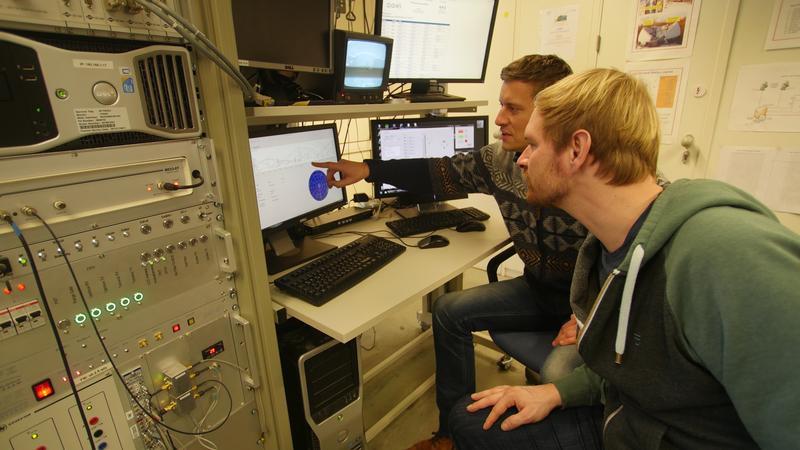 GFZ-Wissenschaftler Sven Bauer (r.) wird André Kloth von der Firma DiGOS beim Bau und Betrieb der SLR-Station in Japan unterstützen. 