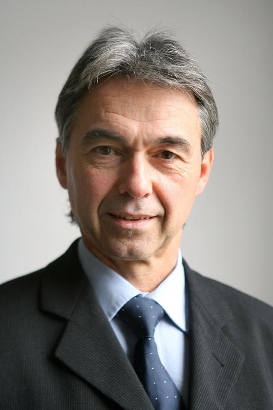 Prof. Maser ist Direktor des Instituts für Toxikologie und Pharmakologie für Naturwissenschaftler des UKSH, Campus Kiel, und der Christian-Albrechts-Universität zu Kiel.