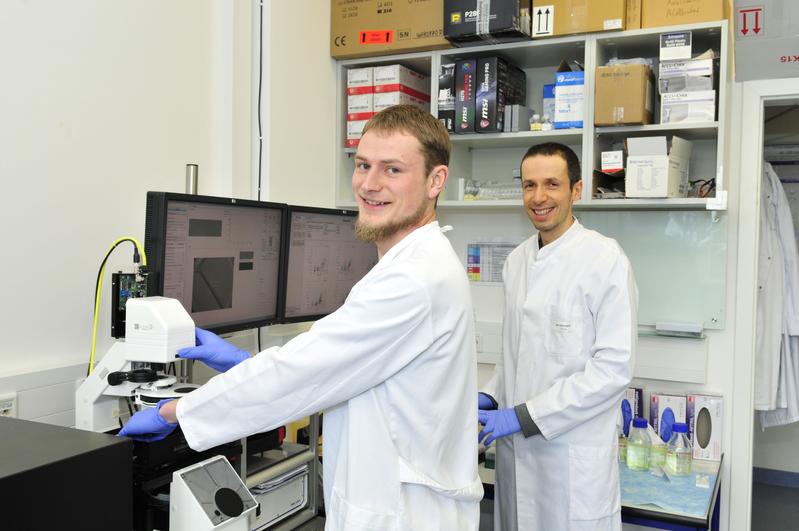 Erstautor Bob Fregin (l.) und Dr. Oliver Otto im Labor