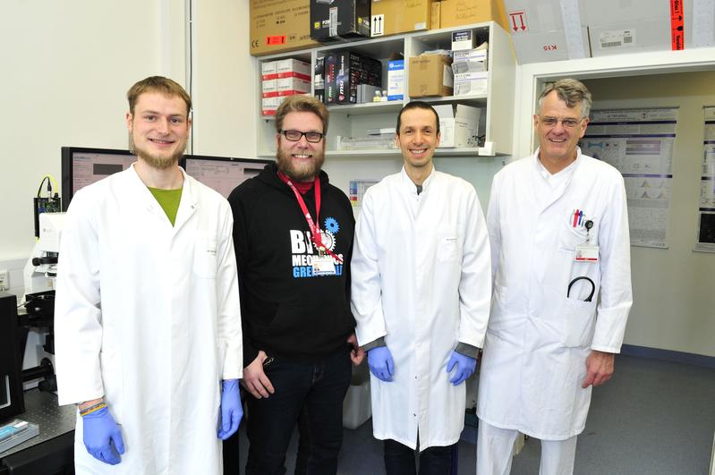 Die Wissenschaftler von der Universität Greifswald und der Universitätsmedizin Greifswald v.l.n.r.: Bob Fregin , DZHK-Standortmanager Dr. Stefan Groß , Dr. Oliver Otto und Professor Stephan Felix