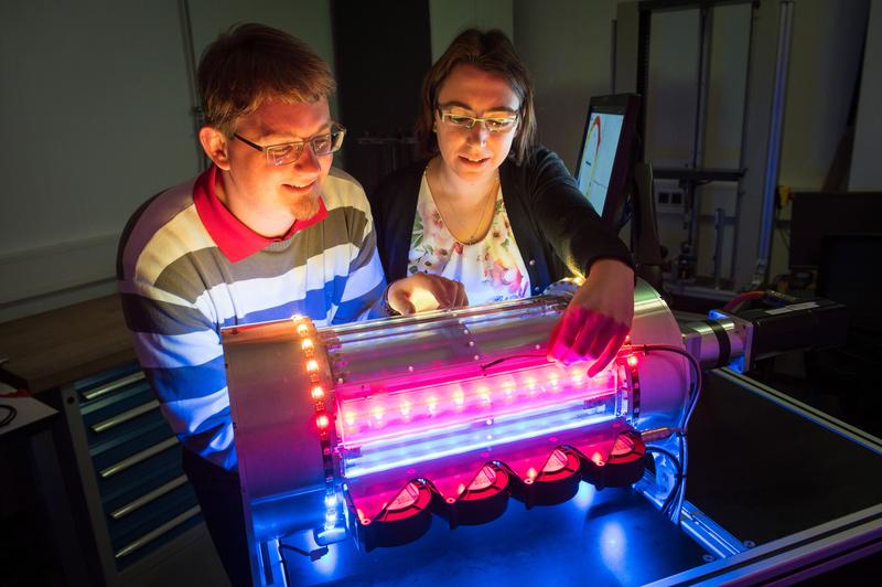 Ein Prototyp wie aus der Ideenschmiede von James Bond-Tüftler „Q“: Die Doktoranden Felix Welsch und Susanne Marie Kirsch mit der ersten Maschine, die Luft mit Muskeln aus Nickel-Titan kühlt.