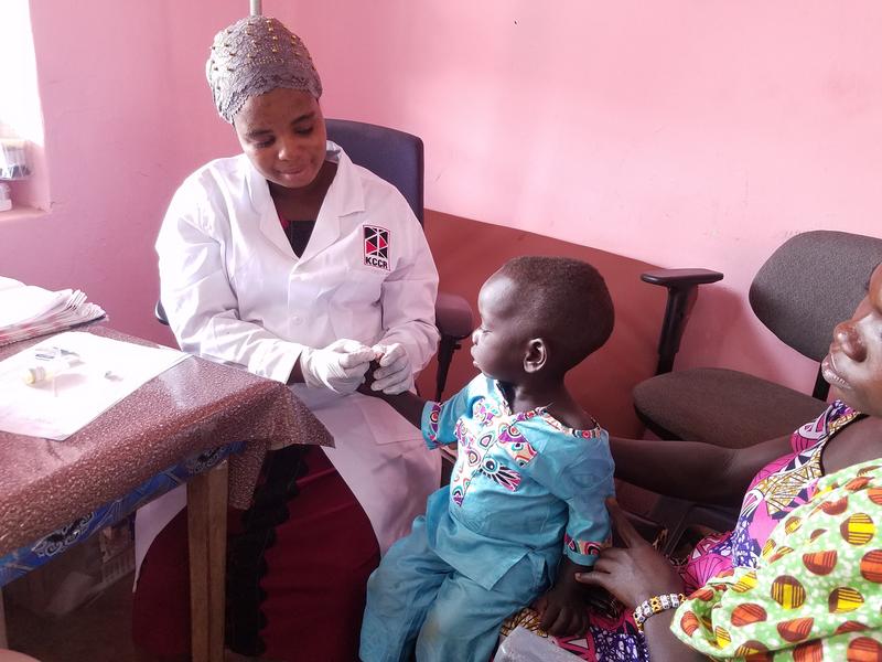 Malariadiagnostik am Agogo Presbiterian Hospital in Ghana. 