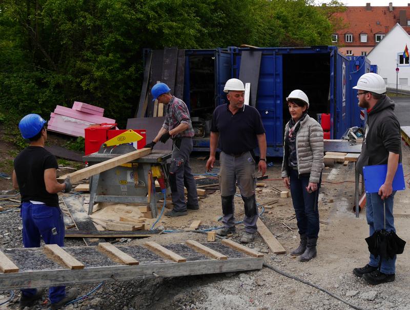 Vor Ort alles fest im Blick: Prof. Dr. Angelika Mettke auf der Baustelle der Umweltstation Würzburg.