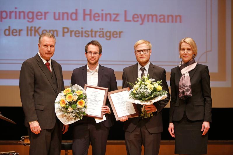 Gruppenaufnahme IfKom Preisträger mit H. Leymann und Prof. Christiane Springer