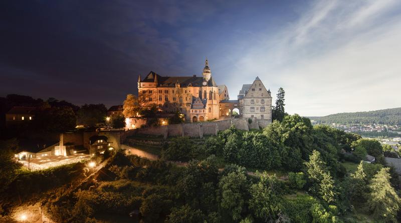 Bei Tageslicht schaut das zur Uni Marburg gehörige Landgrafenschloss anders aus als bei Nacht. Psychologen der Philipps-Universität testeten, wie Menschen bei verschiedenen Lichtsituationen sehen. 