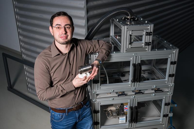 Engineering graduate Marco Schott, a doctoral student in Professor Schütze’s team who is working on the hydrogen measuring cell, with the high-pressure test rig. 