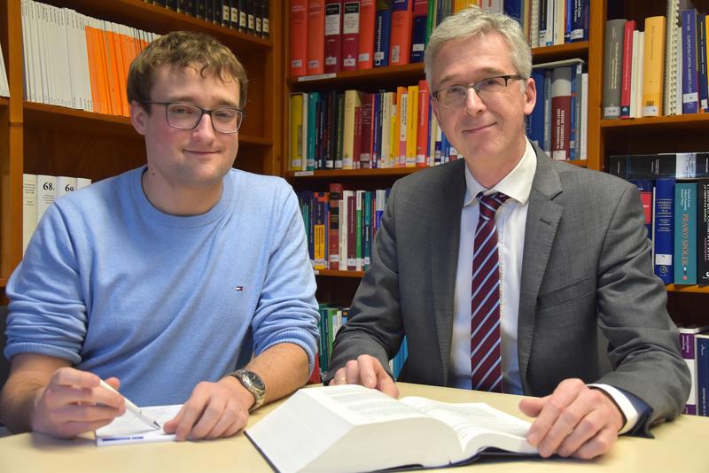 Simon Hager und Christoph Teichmann (v.l.) beschäftigen sich mit den Auswirkungen der Digitalisierung in der Rechtsberatung.