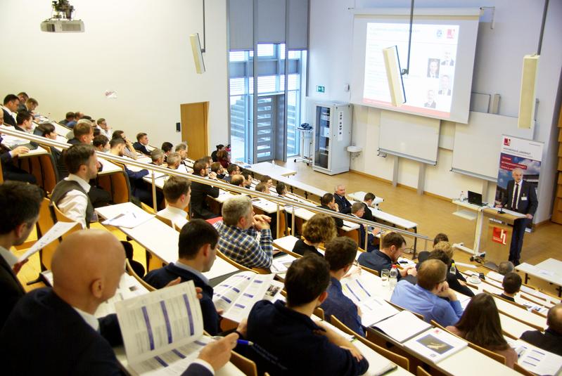 Volle Ränge bei der Begrüßung zum 9. Landshuter Leichtbau-Colloquium durch Hochschulpräsident Prof. Dr. Karl Stoffel. 