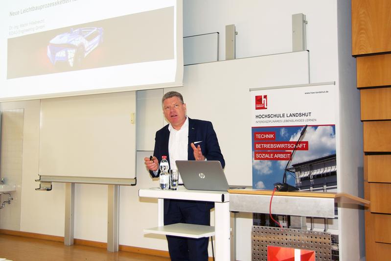 Aus Sicht der Industrie betonte Dr.-Ing. Martin Hillebrecht (EDAG AG) den hohen Stellenwert des Leichtbaus.