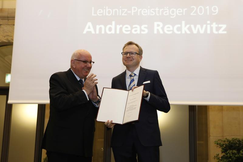 Viadrina-Soziologe Prof. Dr. Andreas Reckwitz (rechts) nimmt von Prof. Dr. Peter Strohschneider, Präsident der Deutschen Forschungsgemeinschaft, den Lebniz-Preis entgegen.