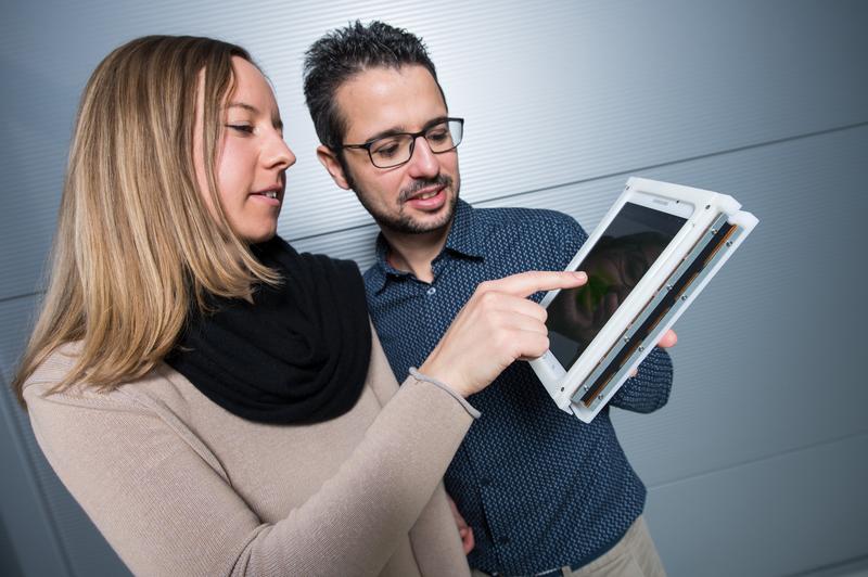 Der erste Touchscreen, der an die Fingerspitzen klopft: Die Ingenieure Sophie Nalbach und Steffen Hau aus Stefan Seeleckes Team testen den Prototyp, der auf der Hannover Messe zu sehen sein wird.
