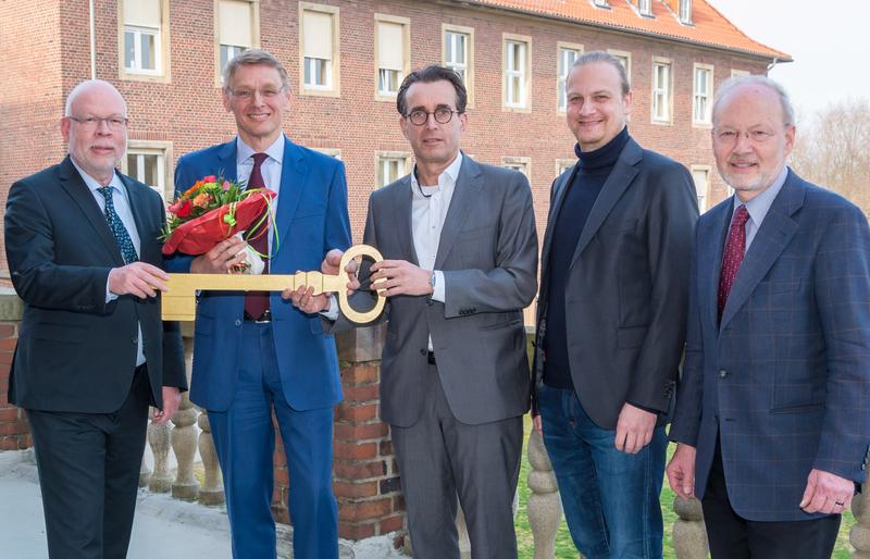 Foto: (UKM/Wibberg): Symbolische Schlüsselübergabe anlässlich der Neuordnung in der Klinik für Psychiatrie und Psychotherapie: (v.l.) Prof. Volker Arolt, Prof. Bernhard Baune, 