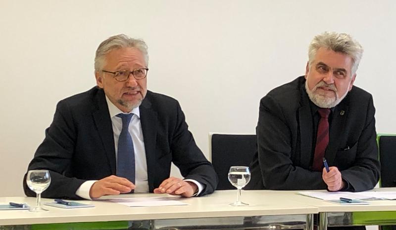 Sachsen-Anhalts Wissenschaftsminister Prof. Dr. Armin Willingmann (rechts) und Prof. Dr. Hans-Jochen Heinze bei der Pressekonferenz