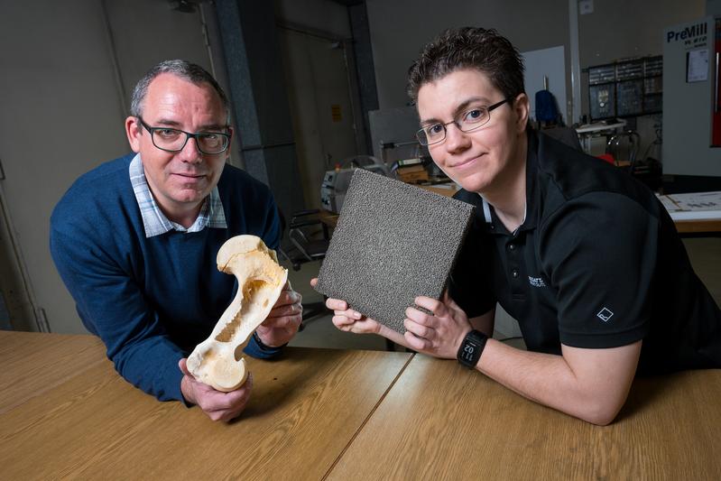 Die Materialforscher Stefan Diebels (l.) und Anne Jung können belastbare und zugleich leichte Metallschäume für vielseitige Anwendungen maßschneidern. Vorbild aus der Natur ist der Aufbau von Knochen