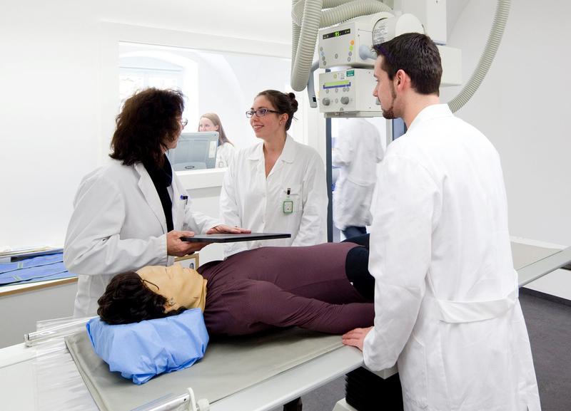 Schüler*innen der MTRA-Schule an der Akademie für Gesundheitsberufe in Wiblingen üben die richtige Vorgehensweise beim Röntgen
