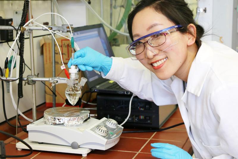 Doktorandin Dandan Gao experimentiert mit einem speziellen Katalysatormaterial aus einem edelmetallfreien Metalloxid-Gemisch; 