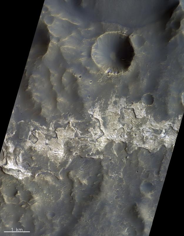 Abschnitt des terassenartigen Abhangs am Columbus-Krater auf der Südhalbkugel des Mars. Die hellen Gesteinsschichten enthalten hydratisierte Mineralien wie z.B. Sulfatsalze.