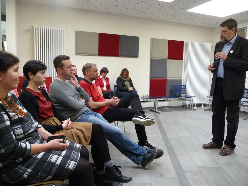 Prof. Dr. med. Mathias Freund im Gespräch mit jungen Krebspatienten