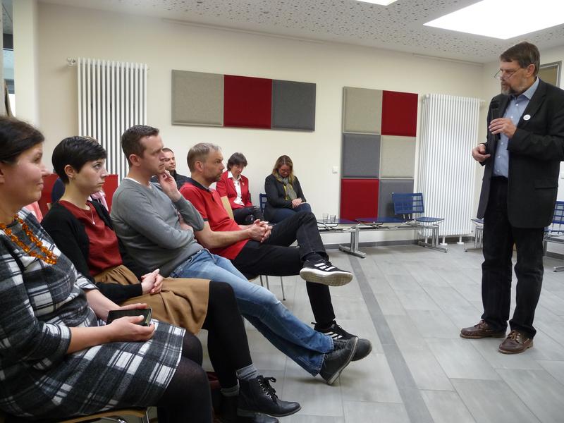 Prof. Dr. med. Mathias Freund im Gespräch mit jungen Krebspatienten