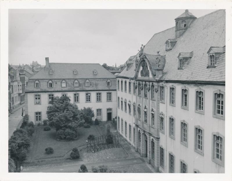 Das Erbgesundheitsgericht Trier, vor dem von 1934 bis 1944 die Verfahren auf Unfruchtbarmachung geführt wurden, hatte am heutigen Nikolaus-Koch-Platz seinen Sitz. 