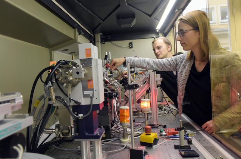 Annika Schmitt und Benjamin Grabiger von der Universität Jena arbeiten hier an einem Polarimeter, um die benötigten Präzisionsmessverfahren zu verbessern. 