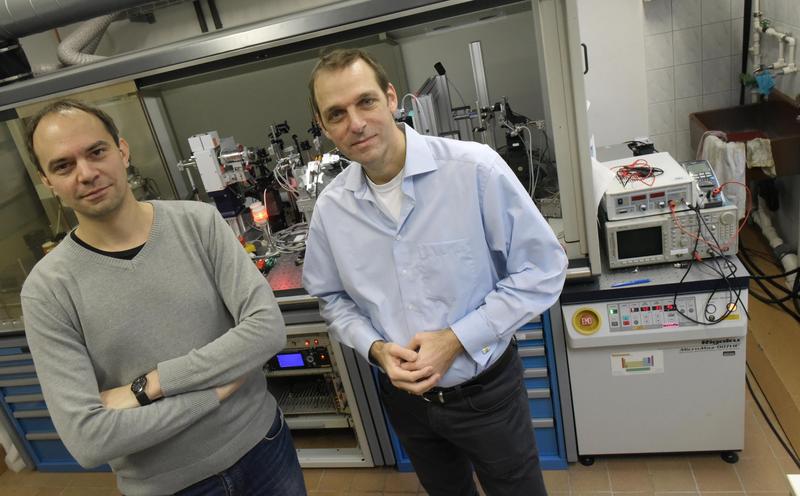 Prof. Dr. Holger Gies (r.) und Dr. Felix Karbstein wollen gemeinsam mit ihrer neuen Forschungsgruppe kleinste Teilchen im „leeren Raum“ aufspüren.
