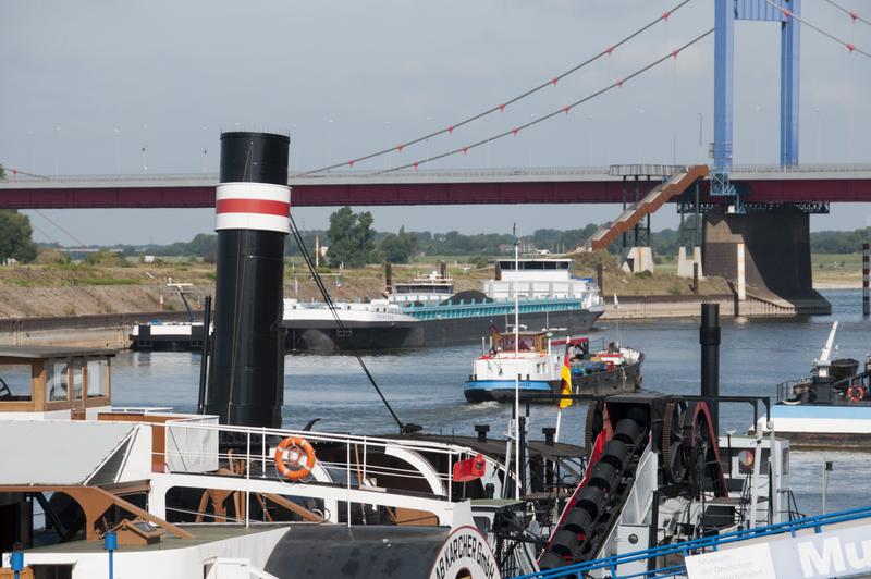 Binnenschifffahrt im Wandel: Hafenmund des Duisburg-Ruhrorter Hafens.