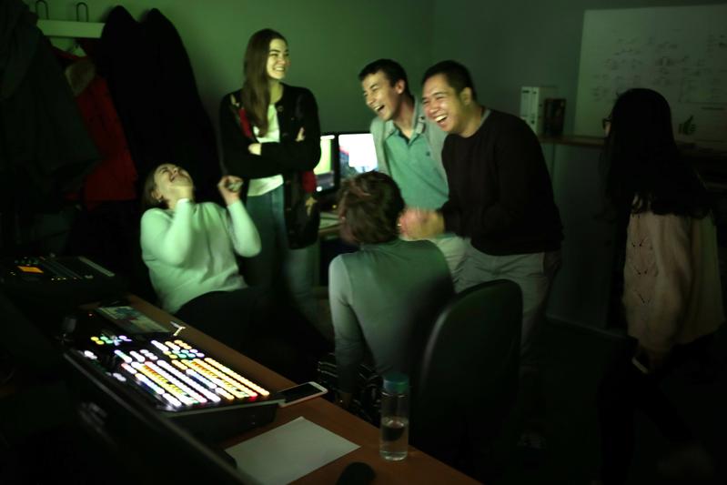 Studierenden der Projektgruppe im Schnittraum des Produktionsstudios für E-Learning-Anwendungen über die ersten sichtbaren Ergebnisse ihres Videos zum besseren Zusammenleben im Wohnheim.