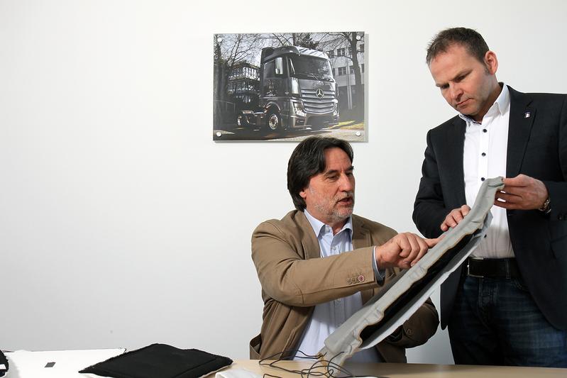 Dr. Peter Kosack (li.) und Professor Dr. Roman Teutsch haben eine Infrarotheizung für Fahrzeuge entwickelt. 
