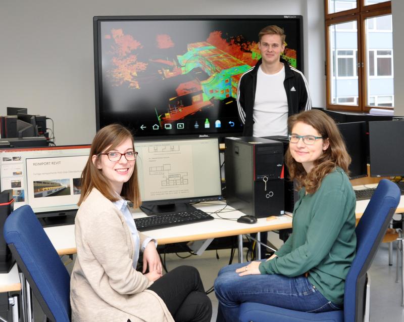 Die Masterstudierenden Irina Dietrich (links), Carina Traber und Ludwig Schwarz präsentieren im BIM-Labor das Praxisprojekt Grundschule Mittelberg 
